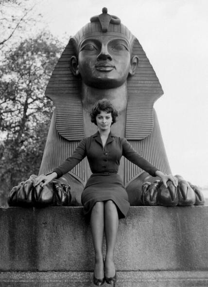 sophia_loren_1960_posing_with_sphinx_on_london_embankment