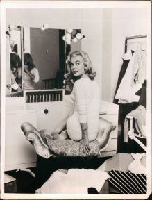 shirley_eaton_turning_round_at_dressing_room_mirror