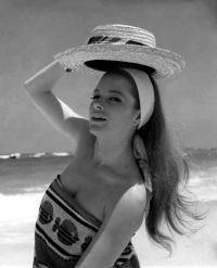 luciana_paluzzi_with_straw_hat_and_beach_towel